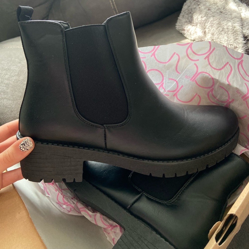 Women’s stacked heel Chelsea black booties. Size 9